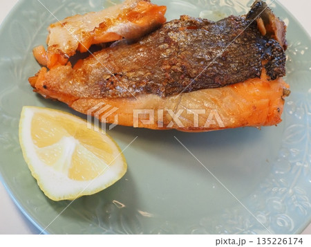 鮭かま塩焼き、妻の手作り家庭料理、家庭で楽しむ夕ご飯、幸せ家族 135226174