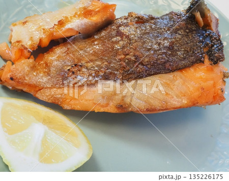 鮭かまの塩焼き、妻の手作り家庭料理、家庭で楽しむ夕ご飯、幸せ家族 135226175