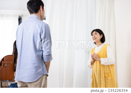 真剣な表情で小学生と父親と話す女性の学童スタッフ 真剣な表情で小学生と父親と話す女性の学童スタッフ 135226354