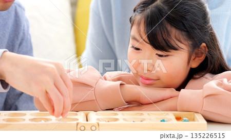 家族でテーブルゲーム 脳トレ 会話 イメージ 135226515