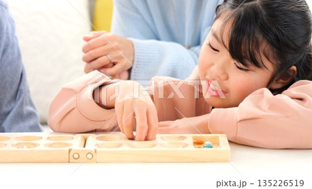 家族でテーブルゲーム 脳トレ 会話 イメージ 135226519