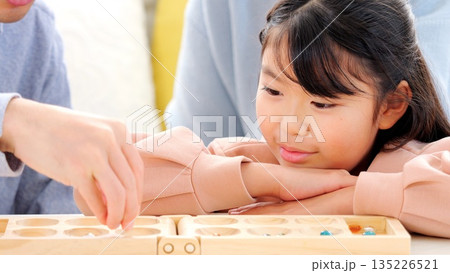 家族でテーブルゲーム 脳トレ 会話 イメージ 135226521