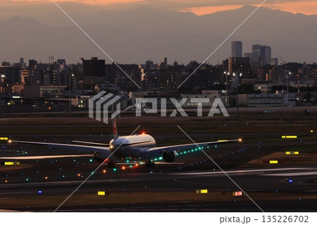 夜間飛行に向かう旅客機 旅客機と誘導灯 夜間飛行に向かう旅客機 旅客機と誘導灯 135226702
