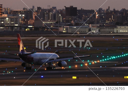 夜間飛行に向かう旅客機 旅客機と誘導灯 夜間飛行に向かう旅客機 旅客機と誘導灯 135226703