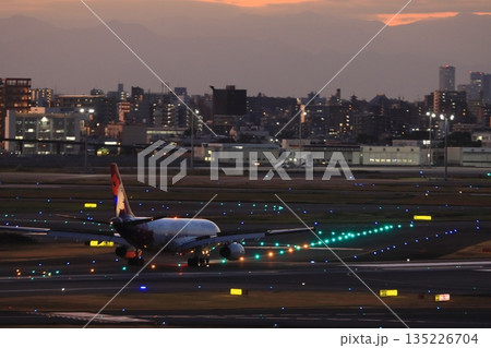 夜間飛行に向かう旅客機 旅客機と誘導灯 夜間飛行に向かう旅客機 旅客機と誘導灯 135226704