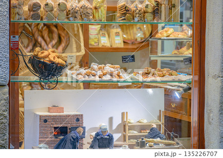 サンセバスチャン、旧市街、ショップ、真夏、スペイン 135226707