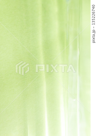 縦構図の若草色の背景素材 135226740