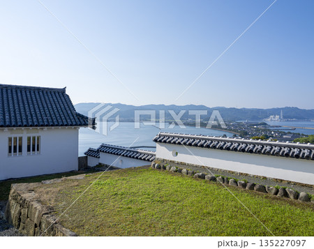 快晴の朝の富岡城　（本丸から見下ろす富岡の街と海） 135227097