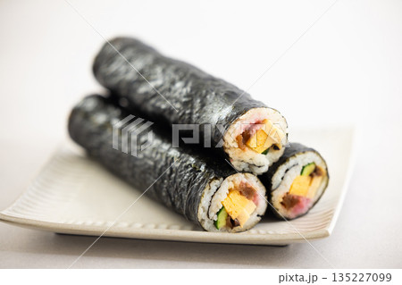 皿に積み上げられた恵方巻き 皿に積み上げられた恵方巻き 135227099