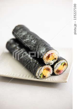 皿に積み上げられた恵方巻き 皿に積み上げられた恵方巻き 135227100