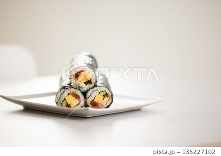 皿に積み上げられた恵方巻き 皿に積み上げられた恵方巻き 135227102