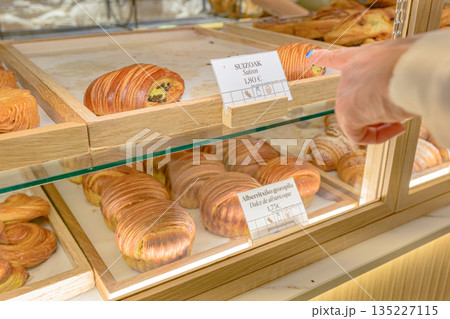 サンセバスチャン、旧市街、ショップ、真夏、スペイン 135227115