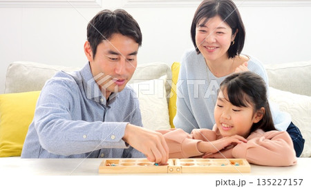 家族でテーブルゲーム 脳トレ 会話 イメージ 135227157