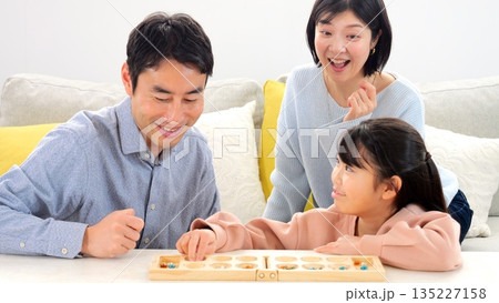家族でテーブルゲーム 脳トレ 会話 イメージ 家族でテーブルゲーム 脳トレ 会話 イメージ 135227158