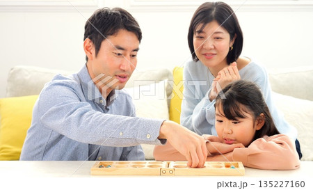 家族でテーブルゲーム 脳トレ 会話 イメージ 135227160