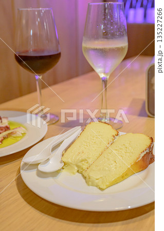 サンセバスチャン、旧市街、バル、バスクチーズケーキ、真夏、スペイン 135227266