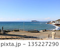 鎌倉海浜公園（稲村ケ崎地区）から江の島方面の風景　冬 135227290