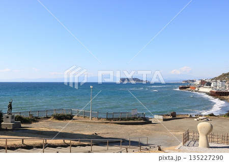 鎌倉海浜公園(稲村ケ崎地区)から江の島方面の風景 冬 鎌倉海浜公園(稲村ケ崎地区)から江の島方面の風景 冬 135227290