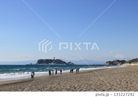 七里ヶ浜 江の島と富士山 風景 冬 七里ヶ浜 江の島と富士山 風景 冬 135227292