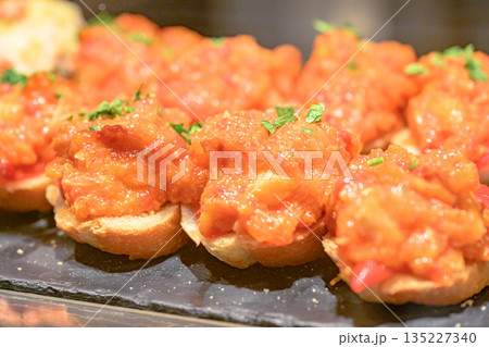 サンセバスチャン、旧市街、バル、タパス、真夏、スペイン 135227340