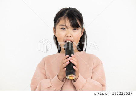 恵方巻きを丸かぶりする女の子 恵方巻きを丸かぶりする女の子 135227527