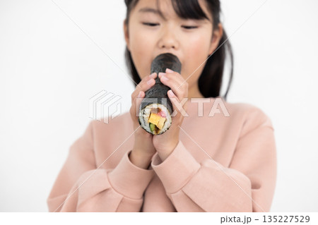 恵方巻きを丸かぶりする女の子 恵方巻きを丸かぶりする女の子 135227529