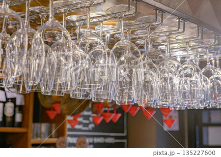 サンセバスチャン、旧市街、バル、ワイン、真夏、スペイン 135227600