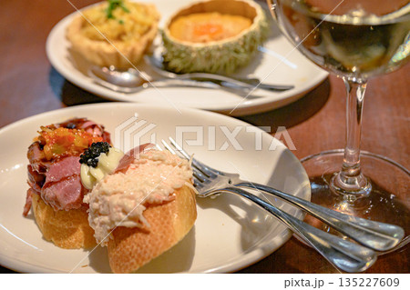 サンセバスチャン、旧市街、バル、タパス、真夏、スペイン 135227609