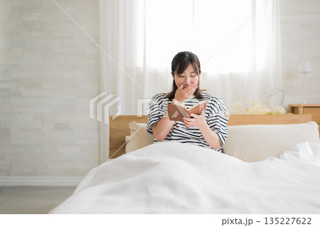 ベッドで読書をする女性 ベッドで読書をする女性 135227622