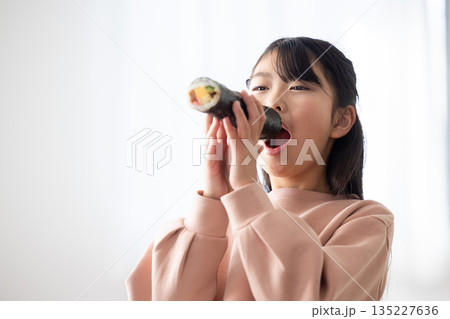 恵方巻きを丸かぶりする女の子 135227636
