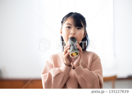 恵方巻きを丸かぶりする女の子 135227639