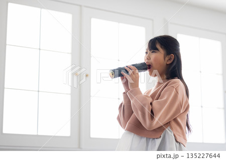 恵方巻きを丸かぶりする女の子 恵方巻きを丸かぶりする女の子 135227644
