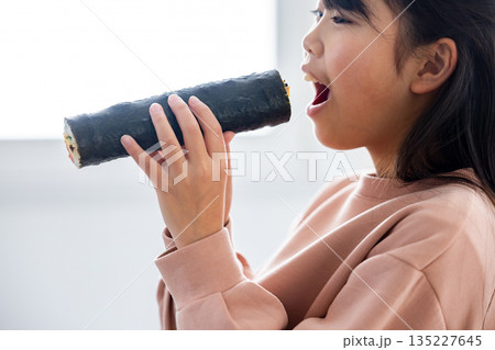 恵方巻きを丸かぶりする女の子 135227645