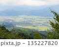 山頂から見下ろす緑豊かな田園風景と集落のパノラマ 135227820