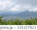 雲海の下に広がる盆地の街並みと山々の景色 135227821