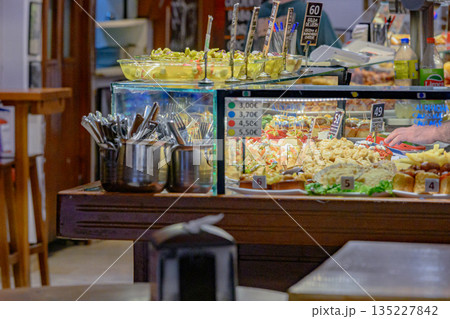 サンセバスチャン、旧市街、バル、ワイン、真夏、スペイン 135227842