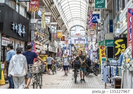 品川区小山の都市風景　武蔵小山駅　武蔵小山パルム商店街 135227967