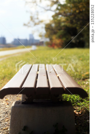 遊歩道のベンチ 135228052