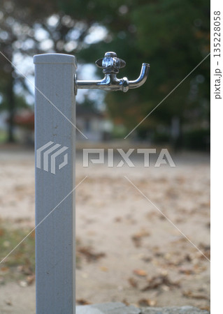 公園の水飲み場 公園の水飲み場 135228058