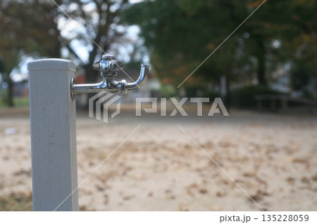 公園に設置された蛇口 135228059