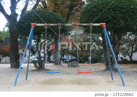 公園にある遊具 公園にある遊具 135228062