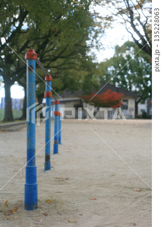 公園にある遊具 135228063