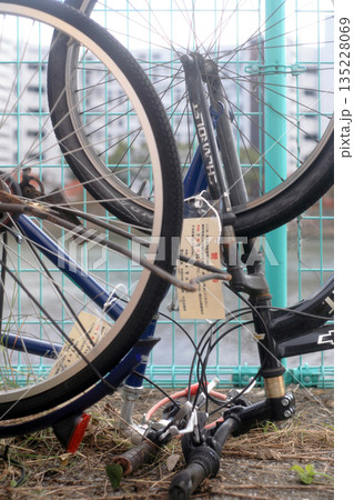 歩道に放置された自転車 135228069