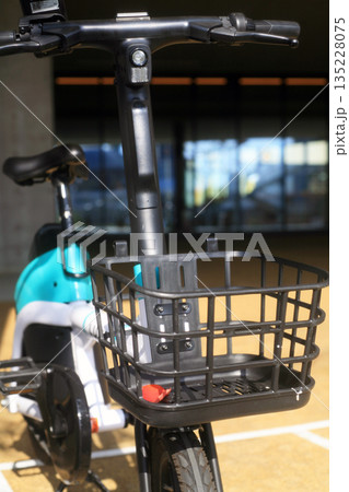 電動シェアサイクルと落ち葉 135228075