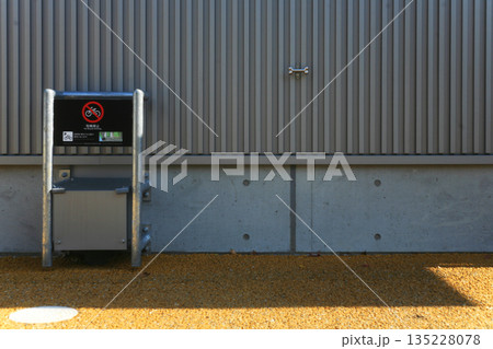 公共施設のリードフックと注意サイン 公共施設のリードフックと注意サイン 135228078