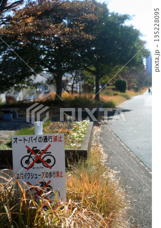 河川土手のランニングコース 135228095