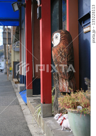 店舗前のフクロウのオブジェ 店舗前のフクロウのオブジェ 135228113