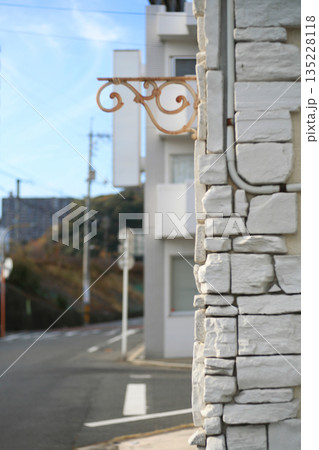 石壁とブラケット金具 135228118