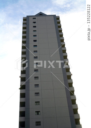 タイル壁の高層マンション 135228122