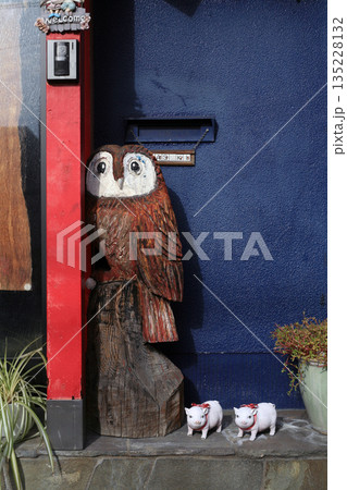店舗前のフクロウのオブジェ 店舗前のフクロウのオブジェ 135228132